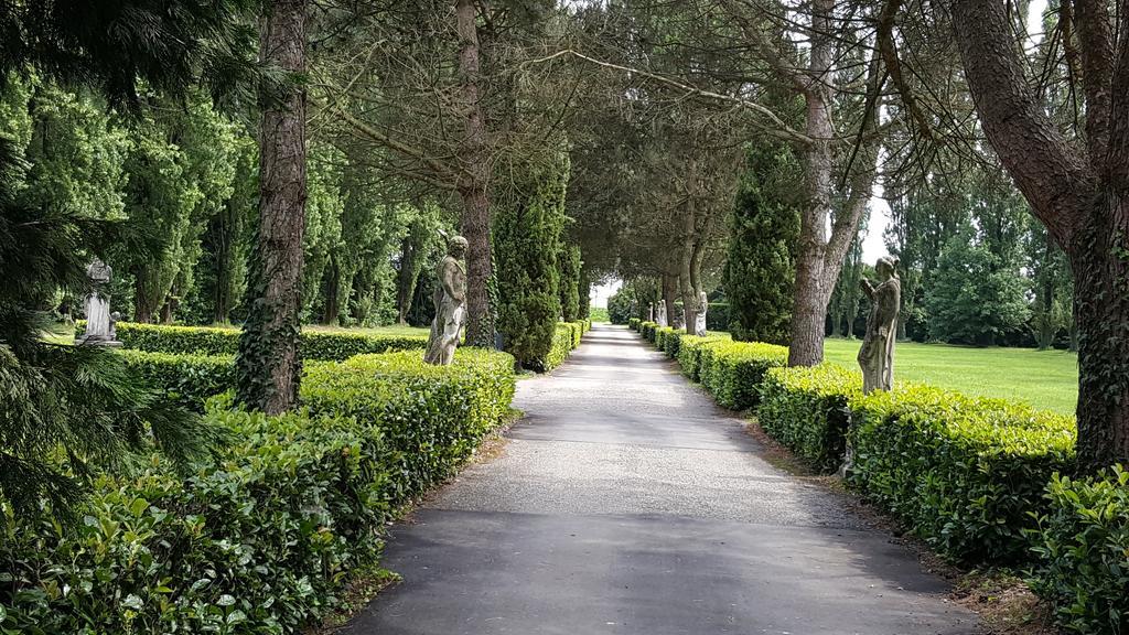 Tenuta Il Tenchio Hotel Lacchiarella Eksteriør billede